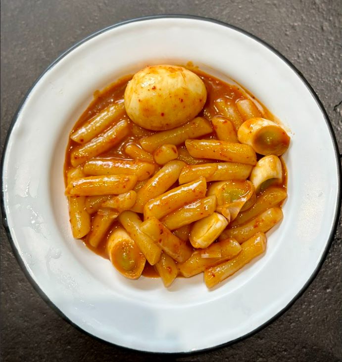 Plat contenant la recette du Tteokbokki