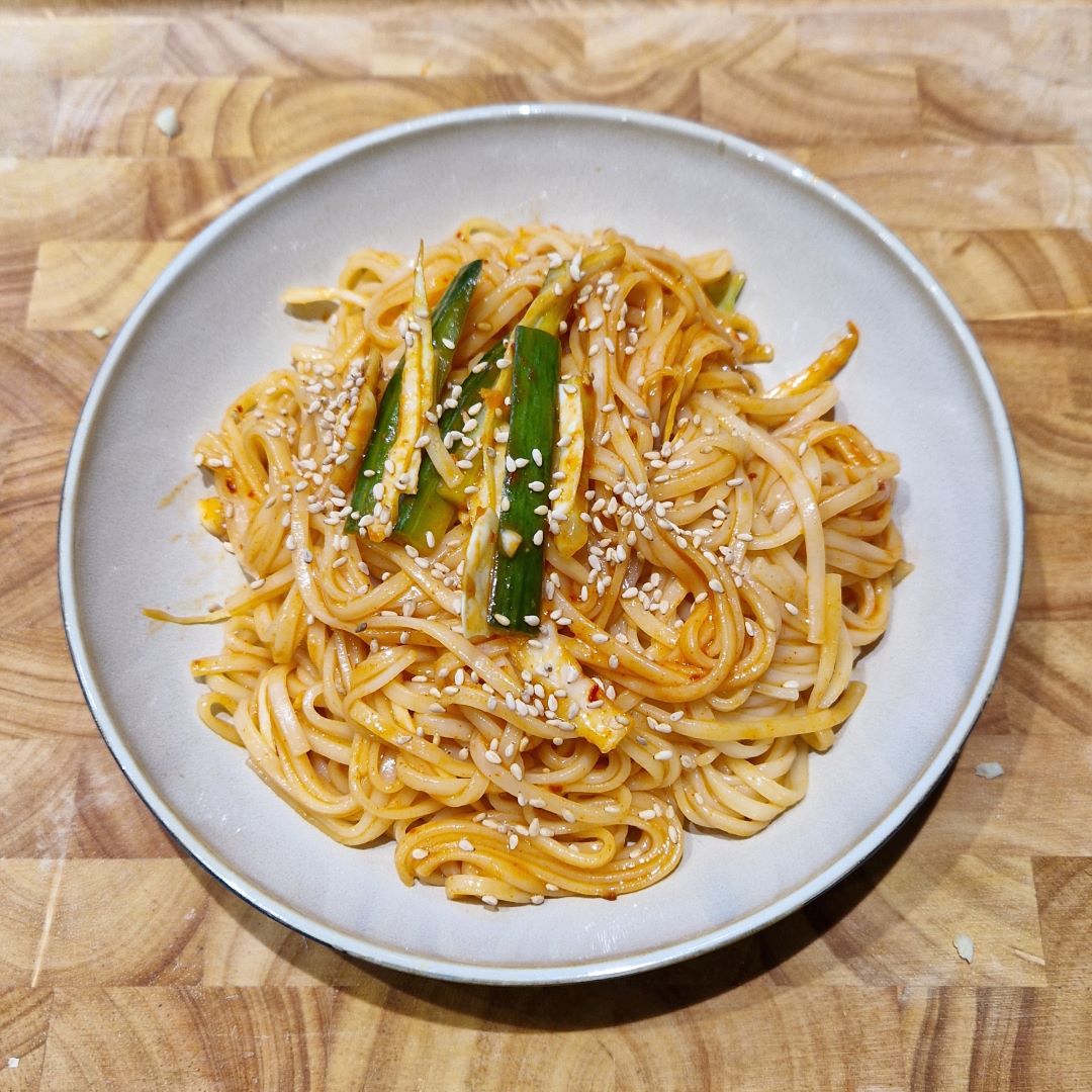 Photo du plat final des nouilles udon au gochujang et au gochugaru