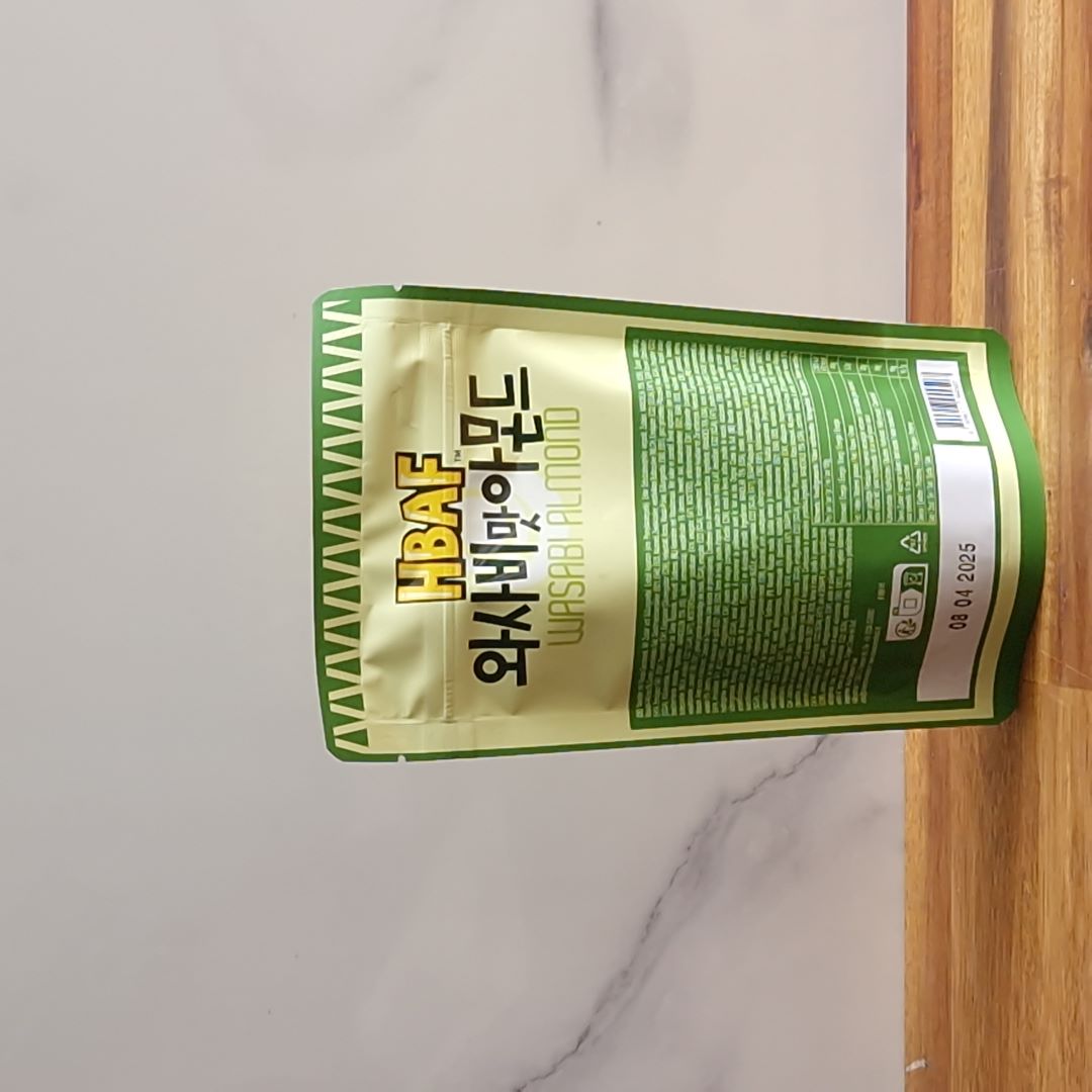 Photo du dos d'un sachet d'amandes HBAF (Corée) enrobées de wasabi