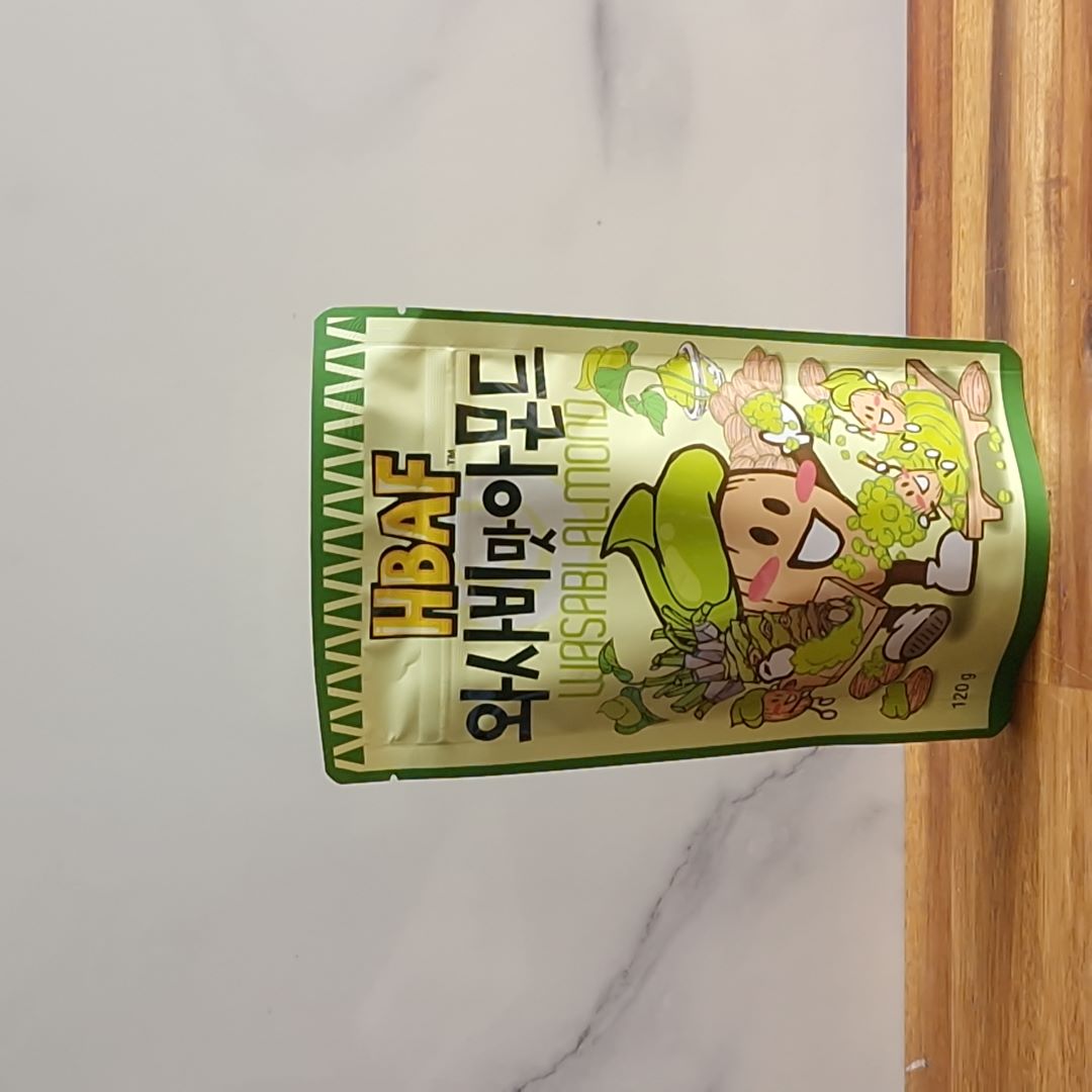 Photo d'un sachet d'amandes HBAF (Corée) enrobées de wasabi