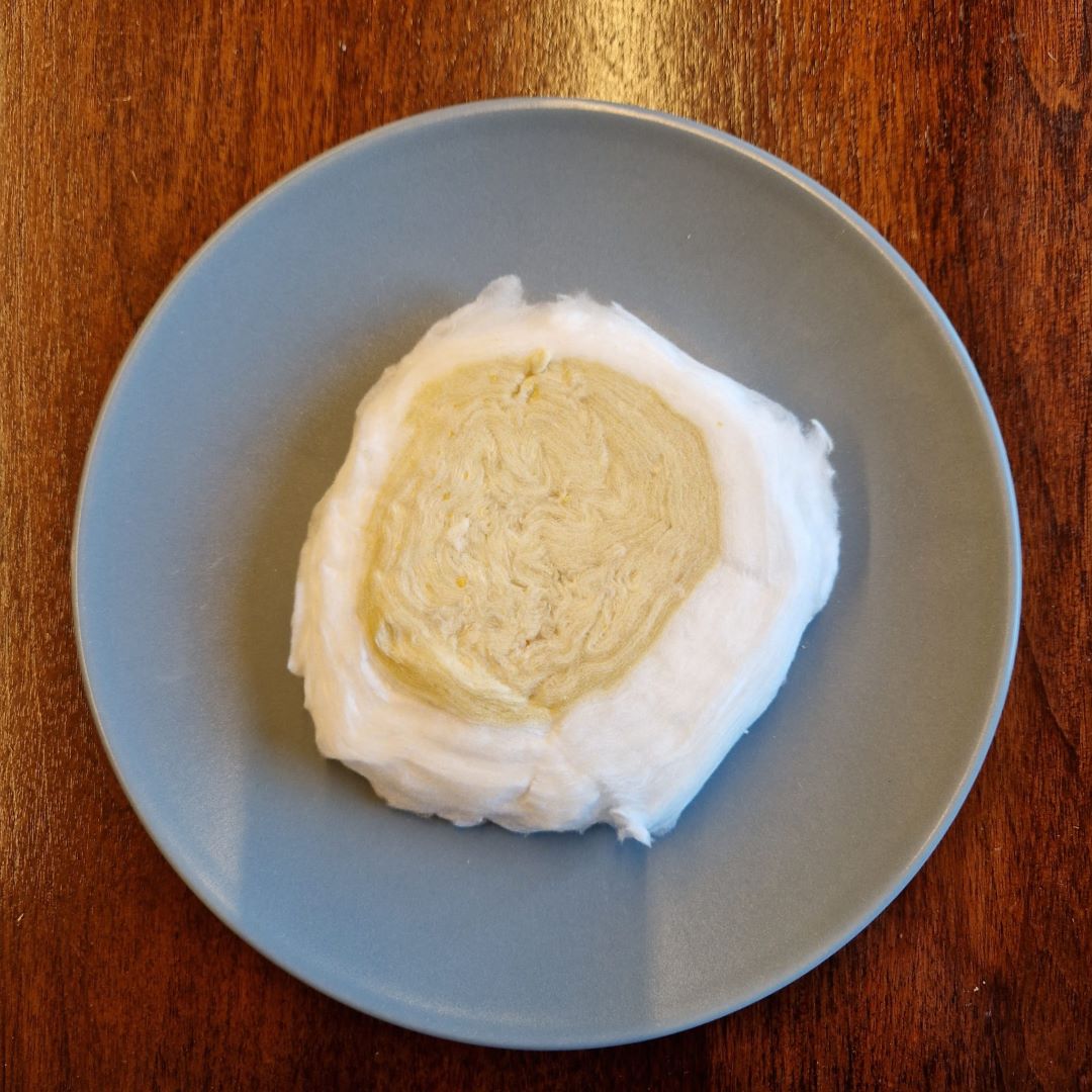 Texture de la barbe à papa roulée dalgona de la marque Sugarolly sur assiette.