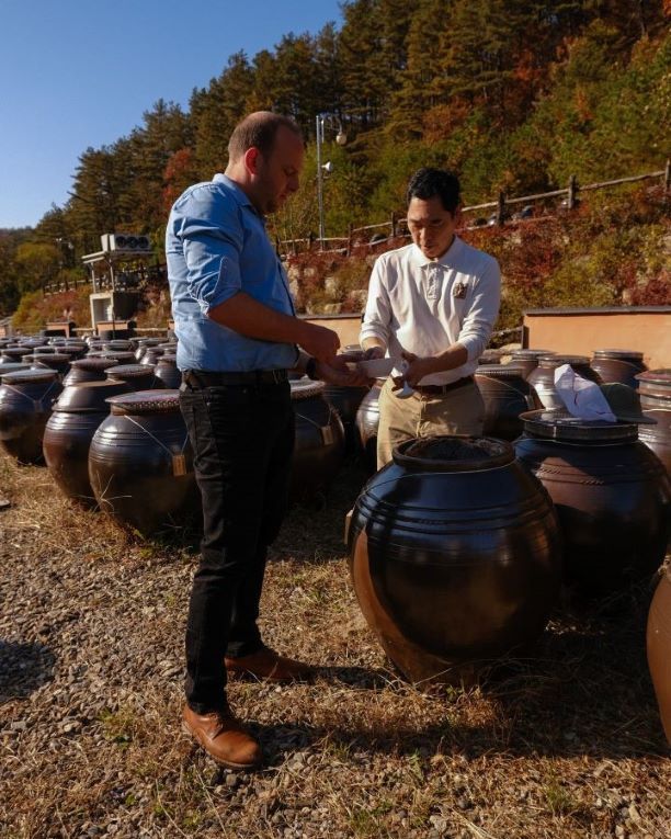 Visite en novembre 2023 de notre fournisseur Jookjangyeon pour goûter la production de doenjang artisanal directement dans les jarres