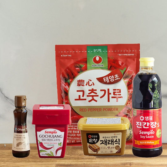 Photo du Starter Pack Cuisine Coréenne contenant 5 ingrédients essentiels : gochujang, doenjang, sauce soja, gochugaru, et huile de sésame, parfait pour débuter les recettes coréennes.