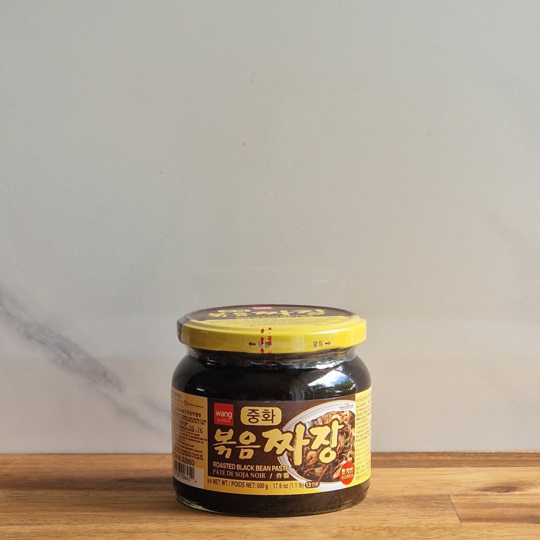 photo d'un pot de pâte de soja noir, pour réaliser la recette du Jjajangmyeon